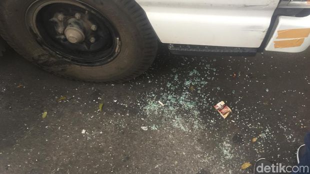 Mobil komando aksi kawal MK mengalami pecah kaca di Jl Medan Merdeka Barat, Jakpus, Rabu (26/6/2019)