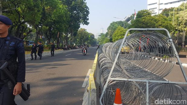 Ada Aksi di Patung Kuda, Polisi Bersiaga di Sekitar MK