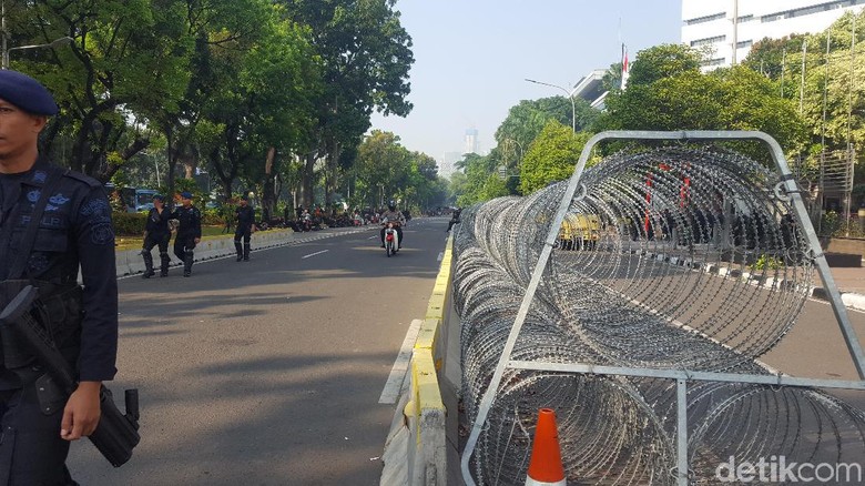 Diduga Stres, Perempuan Berdaster Pink Diamankan Polisi di Sekitar Gedung MK Diduga Stres, Perempuan Berdaster Pink Diamankan Polisi di Sekitar Gedung MK