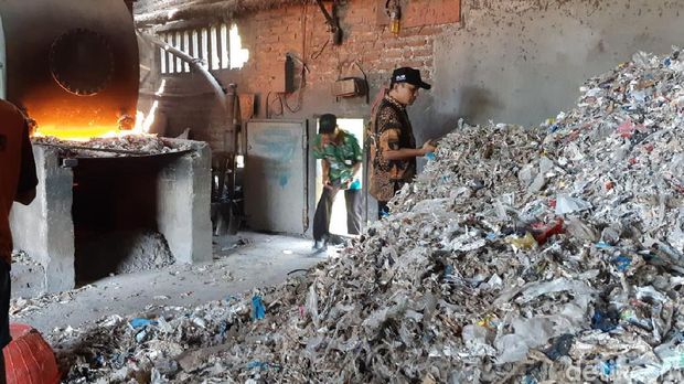 Sampah plastik impor di dekat tungku yang siap dibakar