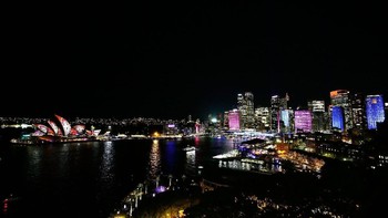 Kota Sydney di Australia juga menjadi salah satu destinasi favorit warga dunia. Pasalnya di bulan Mei hingga Juni diselenggarakan festival lampu yang dikenal dengan nama Festival Vivid Sydney. Bangunan ikonik, Sydney Opera House semakin menawan dengan hiasan lampu yang ditampilkan selama festival tersebut. Mark Metcalfe/Getty Images.