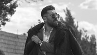 Wajah mirip Messi membuat Reza traveling kemana-mana. Gayanya ala selebriti saat di Dubai, UEA dalam jepretan Amirreza Yousefi (rezaparastesh/Instagram)