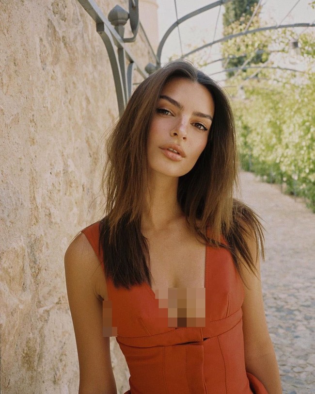 Sejumlah selebriti datang ke fashion show tersebut. Salah satunya model seksi Emily Ratajkowski yang mencuri perhatian dengan dress ketat berbelahan dada rendah.  (Foto: Instagram/@jacquemus)