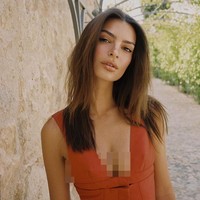 Sejumlah selebriti datang ke fashion show tersebut. Salah satunya model seksi Emily Ratajkowski yang mencuri perhatian dengan dress ketat berbelahan dada rendah.  (Foto: Instagram/@jacquemus)