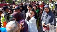 Warga pun menyerbu lokasi pembagian sejak pagi.
