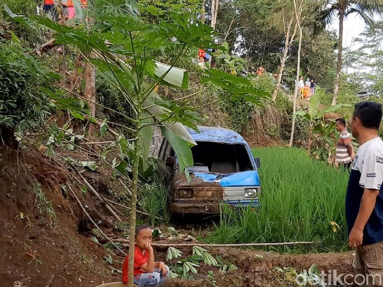 Warga Nyaris Tertimpa Minibus yang Masuk Jurang di Tasikmalaya Warga Nyaris Tertimpa Minibus yang Masuk Jurang di Tasikmalaya