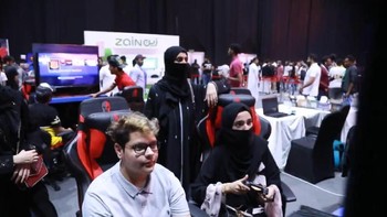 Ada juga perempuan yang ikut memainkan sebuah game di festival eSports ini. Foto: Screenshot GSA
