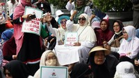 Sejumlah peserta aksi nampak berkumpul di kawasan Patung Kuda untuk menggelar aksi jelang sidang putusan MK terkait sidang sengketa Pilpres 2019.