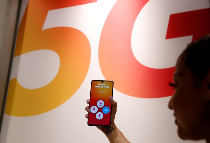 FILE PHOTO: An employee displays a Huawei 5G Smartphone Mate 20X smartphone at a Sunrise telecommunications shop in Opfikon, Switzerland June 21, 2019. REUTERS/Arnd Wiegmann/File Photo