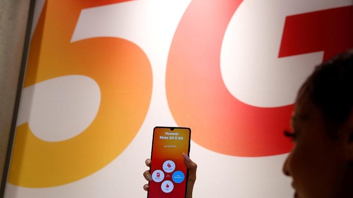 FILE PHOTO: An employee displays a Huawei 5G Smartphone Mate 20X smartphone at a Sunrise telecommunications shop in Opfikon, Switzerland June 21, 2019. REUTERS/Arnd Wiegmann/File Photo