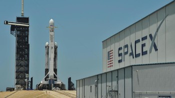Persiapan peluncuran roket Falcon Heavy kepunyaan Space X di Kennedy Space Center, Florida. Foto: Reuters