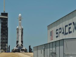 Roket Terkuat Sejagat Terbang Perdana pada Malam Hari