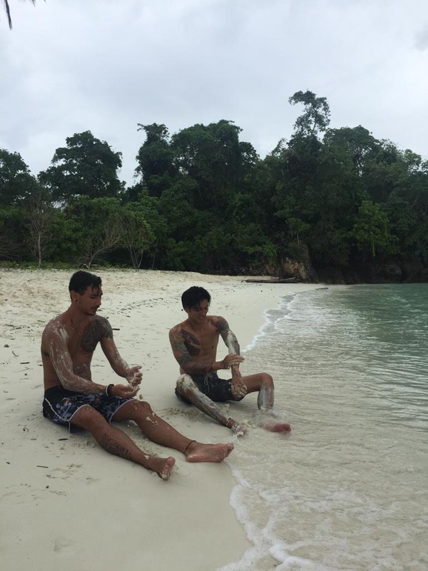 Para host tidak hanya menikmati keindahan Banggai Laut, namun juga bermain bersama anak-anak di sana. (dok. MTMA) Para host tidak hanya menikmati keindahan Banggai Laut, namun juga bermain bersama anak-anak di sana. (dok. MTMA)