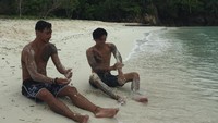 Para host tidak hanya menikmati keindahan Banggai Laut, namun juga bermain bersama anak-anak di sana. (dok. MTMA)