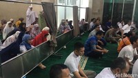 Begini suasana di saf belakang. Foto: Arief Ikhsanudin/detikcom