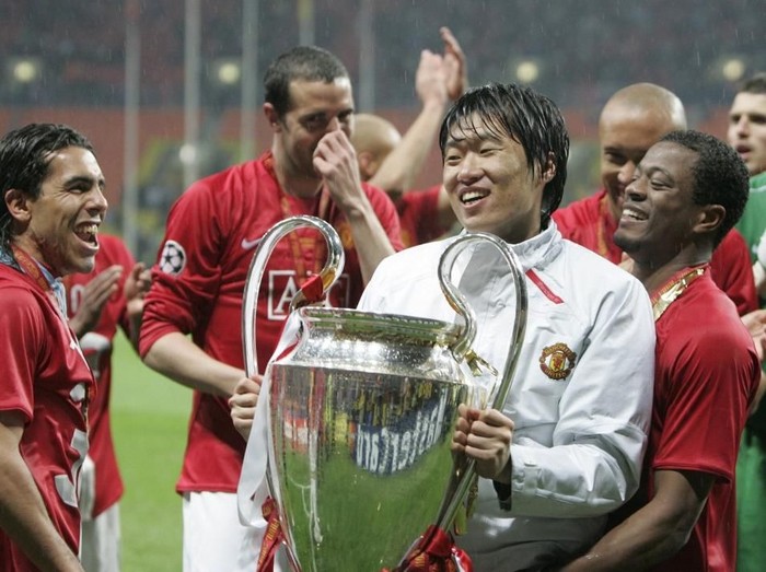 Manchester Uniteds South Korean midfielder Park Ji-Sung (C) celebrates with the trophy after beating Chelsea in the final of the UEFA Champions League football match against Manchester United at the Luzhniki stadium in Moscow on May 21, 2008. The match remained at a 1-1 draw and Manchester won on penalties after extra time.      AFP PHOTO / Paul Ellis (Photo by PAUL ELLIS / AFP)