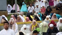 Massa melaksanakan salat di sepanjang jalan dengan tertib.