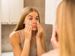 13 Cara Menghilangkan Kantung Mata Secara Cepat Tanpa Operasi dan Obat