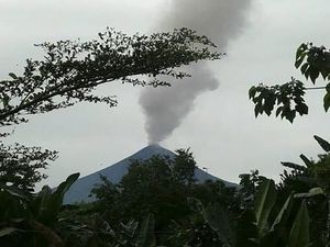 Gunung Api Ulawun di Papua Nugini Muntahkan Abu, Picu Peringatan Erupsi