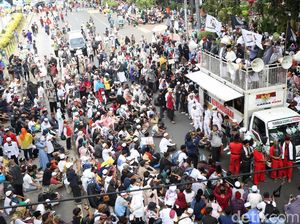 Begini Suasana Aksi Massa Kawal MK di Patung Kuda