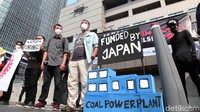 Sejumlah aktivis yang tergabung dalam Koalisi Untuk Keadilan Energi dan Bersihkan Indonesia menggelar aksi di depan Kedubes Jepang, Jakarta, Rabu (26/6/2019).