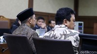 Rommy dan Menag duduk berdampingan saat memberikan kesaksian.