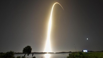 SpaceX menyebutkan Falcon Heavy dapat mengangkat beban sampai 27 metrik ton. Foto: Reuters