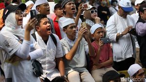 Peserta Aksi Anak-anak juga Ikut Demo Kawal Sidang MK