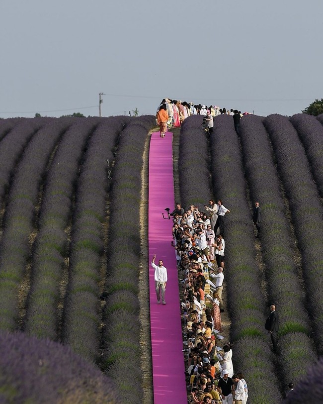 Bertajuk “Le Coup De Soleil” atau Sengatan Matahari, fashion show tersebut berlangsung sederhana tanpa ada properti yang berlebihan. Hanya karpet pink sepanjang 500 meter yang menjadi catwalk para model dengan mengandalkan sinar matahari sebagai pencahayaannya. (Foto: Instagram/@jacquemus)