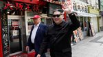 Aksi Kim Jong Un dan Donald Trump Saat Keliling Kota Jepang