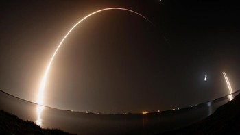 Pemandangan spektakuler Falco Heavy melesat ke angkasa jadi perhatian para warga sekitar maupun wartawan. Foto: Reuters