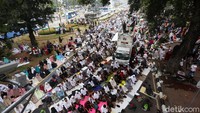 Massa dari berbagai ormas dan gerakan hadir di kawasan Patung Kuda untuk menggelar aksi kawal MK, Rabu (26/6/2019).