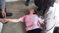 Wanita ini awalnya terlihat berjalan menuju sekitar gedung MK pada pukul 10.00 WIB. Kehadirannya menyedot perhatian polisi.
