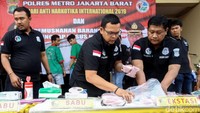 Polres Jakarta barat memusnahkan sabu sebanyak 138 kg dan 10 ribu butir ekstasi seharga Rp 200 Milyar dari hasil operasi selama 3 bulan terakhir.