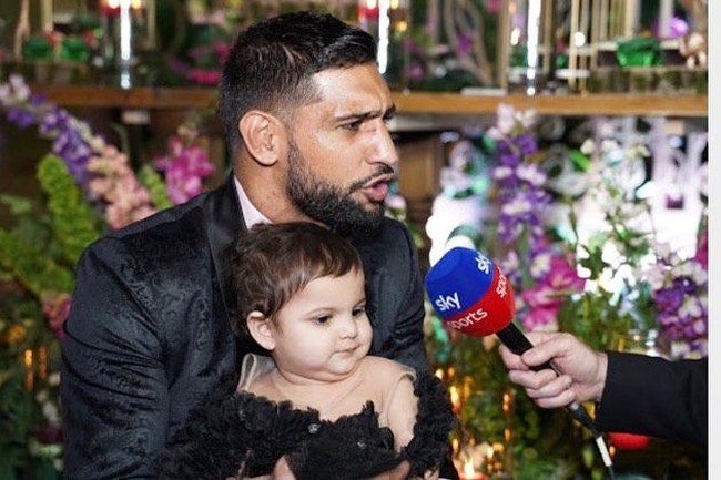 Adapun pesta diadakan di University of Bolton Stadium, Horwich, Manchester, Inggris. Tempat tersebut juga pernah menjadi pilihan Amir dan Frayal untuk menggelar pesta pertunangan mereka yang menelan biaya 150 ribu poundsterling atau Rp 2,7 miliar. Pesta ulang tahun kelima anak pertamanya, Lamaisah, juga digelar di tempat yang sama. Pestanya pun tak kalah mewah dengan ongkos sebesar 100 ribu poundsterling atau Rp 1,8 miliar. Butuh waktu tiga bulan untuk mempersiapkan pesta tersebut. (Foto: Instagram @amirkingkhan)