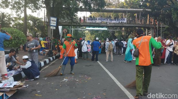 Massa Aksi Kawal MK Mulai Bubarkan Diri dengan Tertib