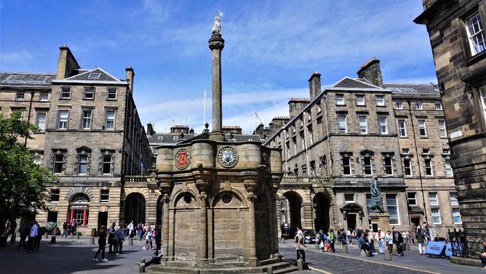 The Lion and Unicorn Staircase at the entrance to Glasgow Universitys Memorial Chapel on a sunny day.