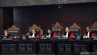 MK menilai dalil yang diajukan tidak beralasan menurut hukum karena pemohon tidak bisa membuktikan dalil permohonannya dan hubungannya dengan perolehan suara. 
