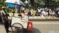 Kehadiran para PKL bukan untuk ikut aksi, melainkan mencari rezeki lewat berjualan di kawasan sekitar Patung Kuda, Jakarta.