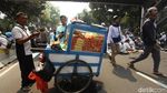Laris Manis Dagangan PKL oleh Peserta Aksi Kawal MK