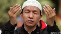 Ada pula peserta aksi yang memanjatkan doa di sela mendengarkan live radio sidang putusan MK.