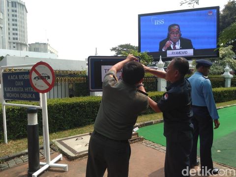 Kemenhan Sediakan Karpet hingga Air Wudu untuk Massa Aksi Kawal MK