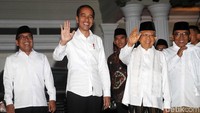 Joko Widodo dan Maruf Amin melambaikan tangan kepada awak media yang menantinya sebelum berangkat menuju Bandara Halim Perdanakusuma.  