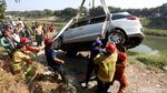 Sopir Mengantuk, Mobil Ini Nyemplung Kanal Banjir Timur