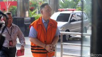 Budi Winarto bergegas memasuki gedung KPK untuk menjalani pemeriksaan.