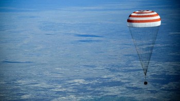 Kapsul Soyuz MS-11 produksi Rusia membawa astronot NASA Anne McClai, kosmonot Rusia, Oleg Kononenko serta astronot dari Canadian Space Agency, David Saint-Jacques. Foto: Reuters