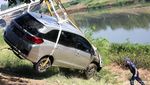 Sopir Mengantuk, Mobil Ini Nyemplung Kanal Banjir Timur