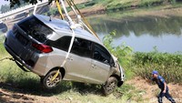 Kecelakaan itu terjadi akibat sopir mengantuk saat tengah berkendara.