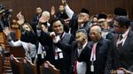 Ekspresi Gembira Tim Hukum Jokowi Rayakan Kemenangan