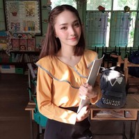 Jadi ingin sekolah lagi. Mari kita pergi ke sekolah, komentar netizen yang terpesona melihat kecantikan Nattaya. Foto: Facebook